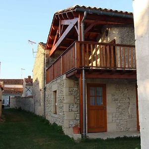 Blanzac-les-Matha Chambre D'Hote Au Col De Cygne Bed & Breakfast Exterior photo