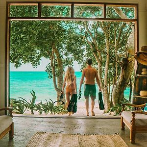 Whispering Palms - Absolute Beachfront Villas ポートビラ Exterior photo