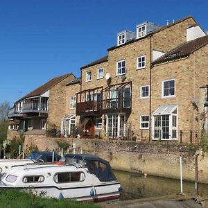 River Courtyard Apartment In The Heart Of Stneots セント・ネオツ Exterior photo