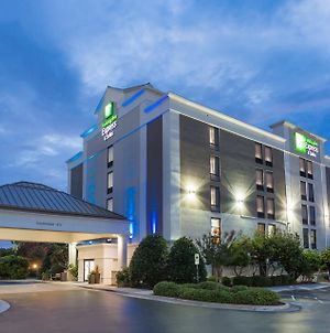 Holiday Inn Express Hotel & Suites Wilmington-University Ctr Exterior photo