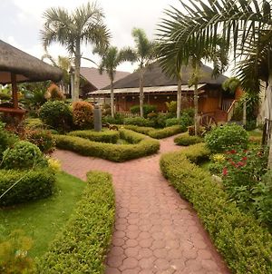 Bali Village Hotel Resort And Spa タガイタイ Exterior photo