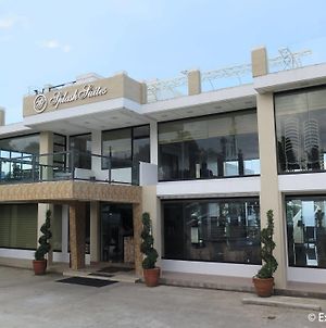 Splash Suites Hotel Tagaytay タガイタイ Exterior photo