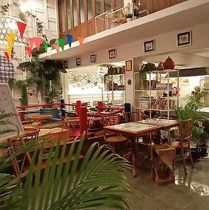 Fun Cafe And Hostel バンコク都 Exterior photo